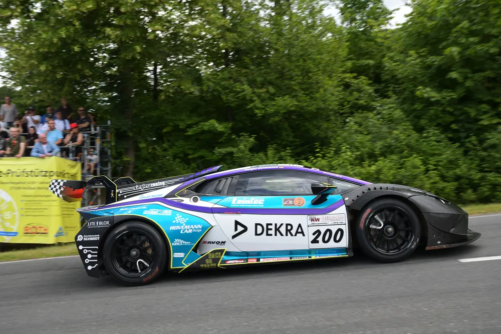 Huracán STO EVO2 in voller Fahrt vor den Zuschauern